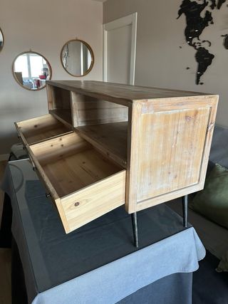 Mueble bajo de madera y ratán