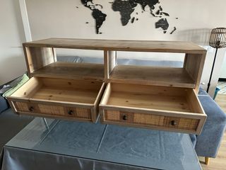 Mueble bajo de madera y ratán