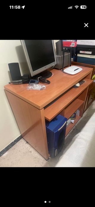 Mesa de ordenador o de escritorio.