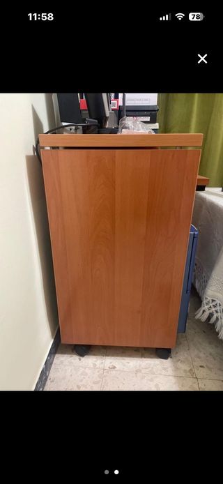 Mesa de ordenador o de escritorio.