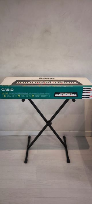 Teclado Casio LK-135 con teclas luminosas