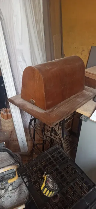 Máquina de coser antigua y mesa completa.