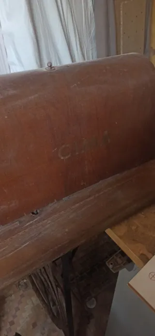 Máquina de coser antigua y mesa completa.