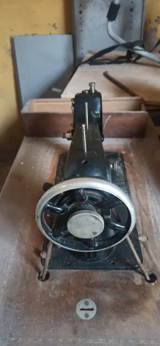 Máquina de coser antigua y mesa completa.