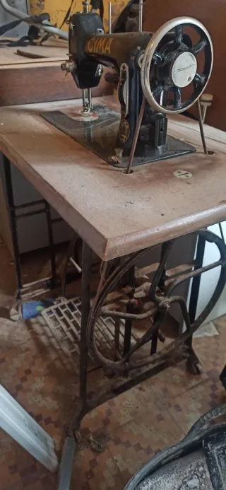 Máquina de coser antigua y mesa completa.