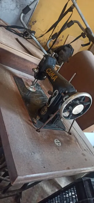 Máquina de coser antigua y mesa completa.