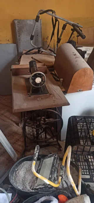 Máquina de coser antigua y mesa completa.