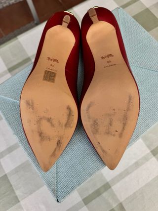 Zapatos de tacón Coach rojos