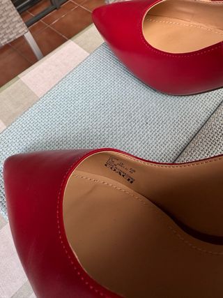 Zapatos de tacón Coach rojos