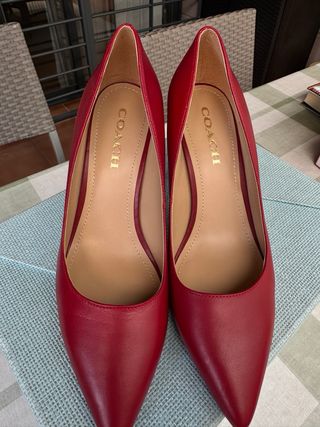 Zapatos de tacón Coach rojos