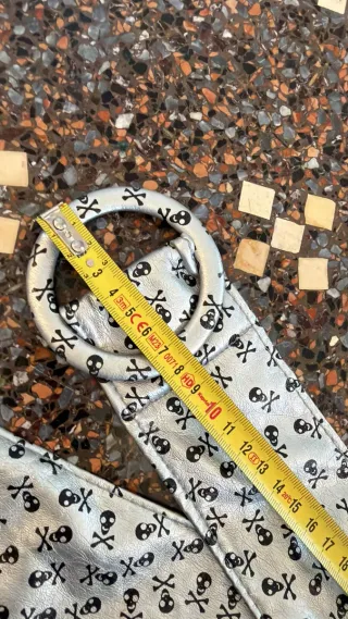 Cintura con teschi e fibbia