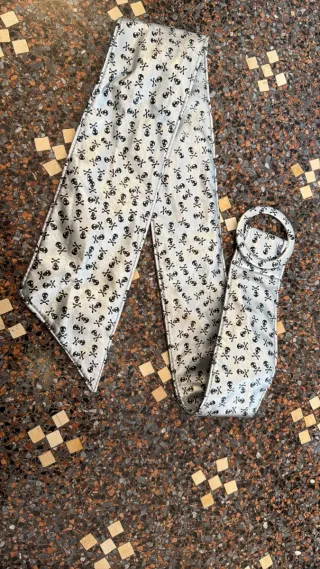 Cintura con teschi e fibbia