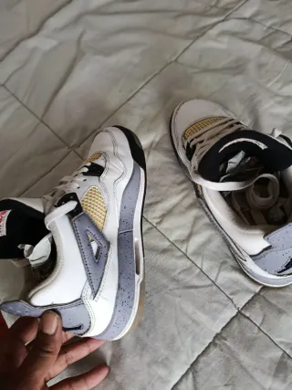 Zapatillas Jordan Blancas y Beige. unisex