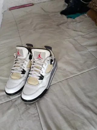 Zapatillas Jordan Blancas y Beige. unisex