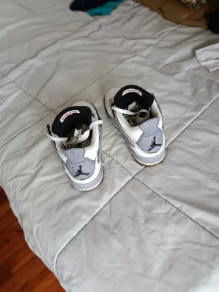 Zapatillas Jordan Blancas y Beige. unisex