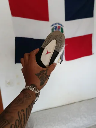 Zapatillas Jordan Blancas y Beige. unisex