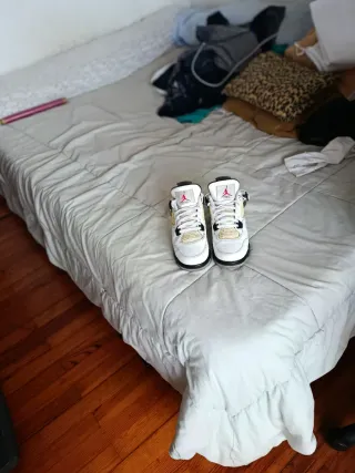 Zapatillas Jordan Blancas y Beige. unisex