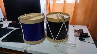 Tambor infantil con baquetas