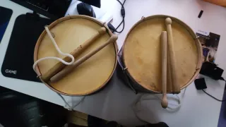 Tambor infantil con baquetas