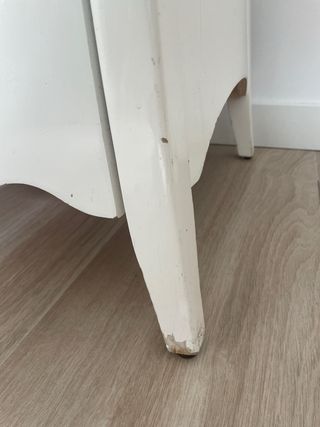 Cómoda 7 cajones blanca y plateada