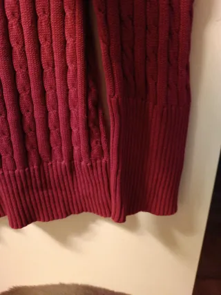 Jersey rojo de punto con cuello pico