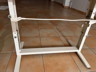 Mesa plegable gris y blanca