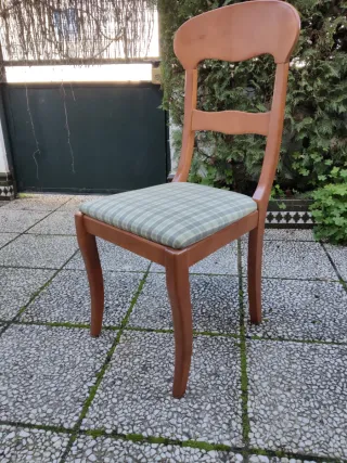 Silla de madera con asiento de tela