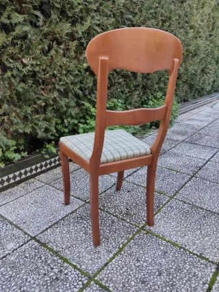 Silla de madera con asiento de tela