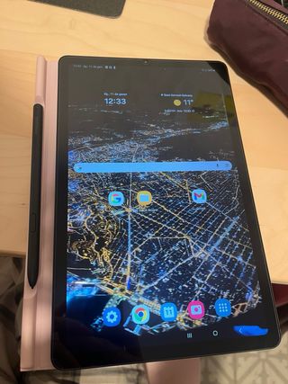 Samsung Galaxy Tab S6 Lite con S Pen y funda.