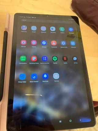 Samsung Galaxy Tab S6 Lite con S Pen y funda.