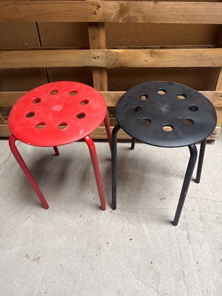 Banquetas de metal y plástico (2 unidades)