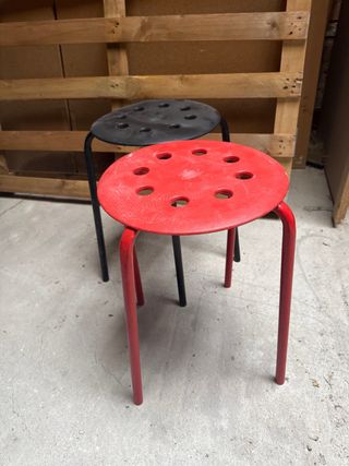 Banquetas de metal y plástico (2 unidades)