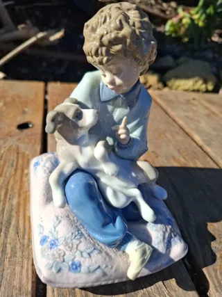 Figura de porcelana niño y perro LLADRÓ