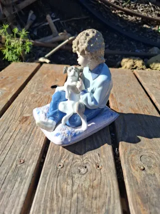Figura de porcelana niño y perro LLADRÓ