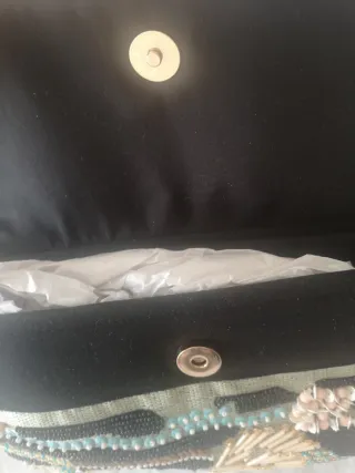 Bolso de mano con pedrería