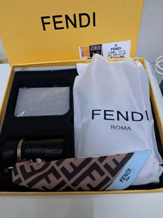 Elegante bolso negro y marron monedero y llavero