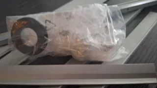 Tirador de mueble metálico plateado