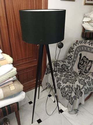 Lámpara de pie trípode negra