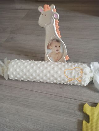 Cojín antivuelco y marco de fotos jirafa