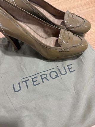 Zapatos Uterqüe charol beige talla 41