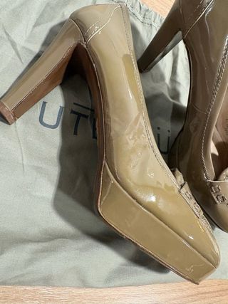 Zapatos Uterqüe charol beige talla 41