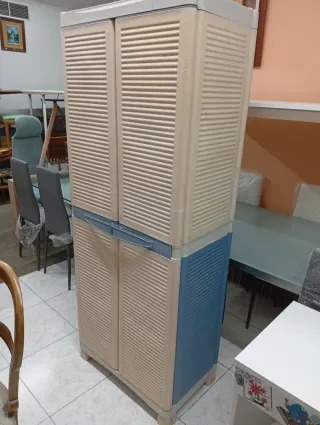 Armario exterior de plástico beige y azul