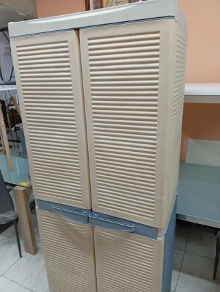 Armario exterior de plástico beige y azul