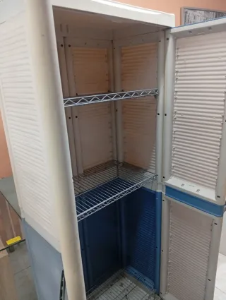 Armario exterior de plástico beige y azul