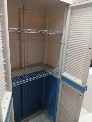 Armario exterior de plástico beige y azul