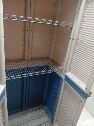 Armario exterior de plástico beige y azul