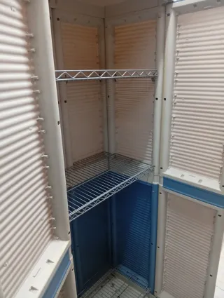 Armario exterior de plástico beige y azul