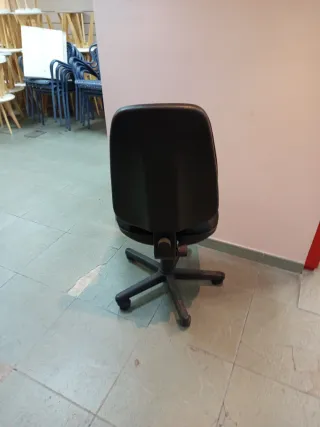 Silla de oficina negra sin brazos poco usada.