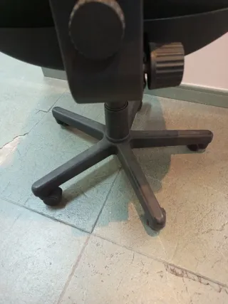 Silla de oficina negra sin brazos poco usada.