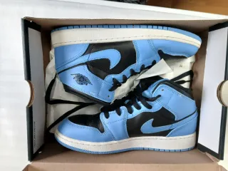 Air Jordan 1 Mid GS Azul y Negro